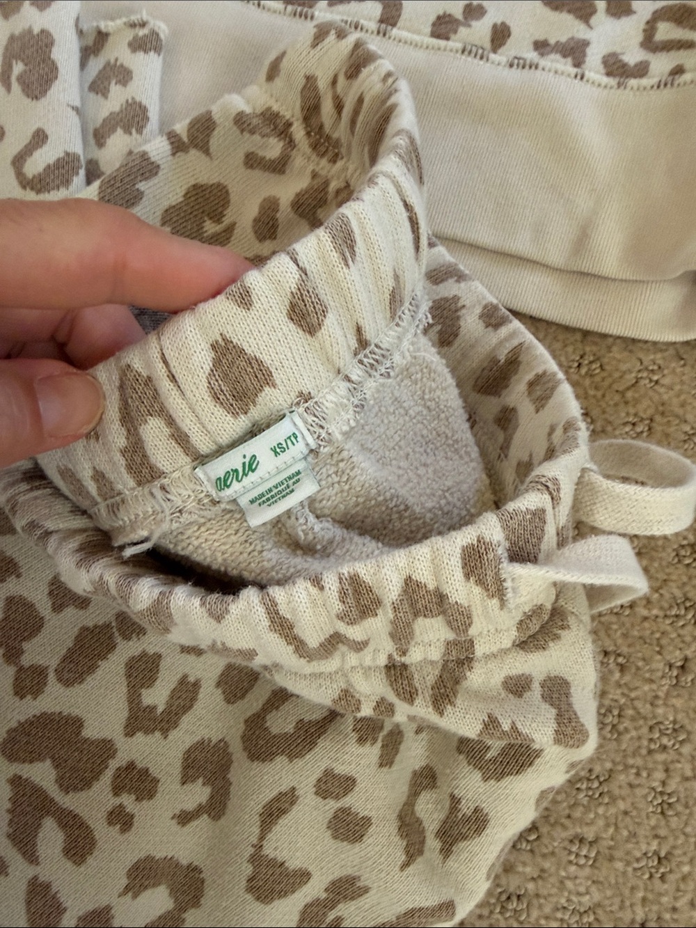 Arie leopard, print, sweatsuit, crewneck sweatshirt and cropped pants s / xs - Picture 3 of 5